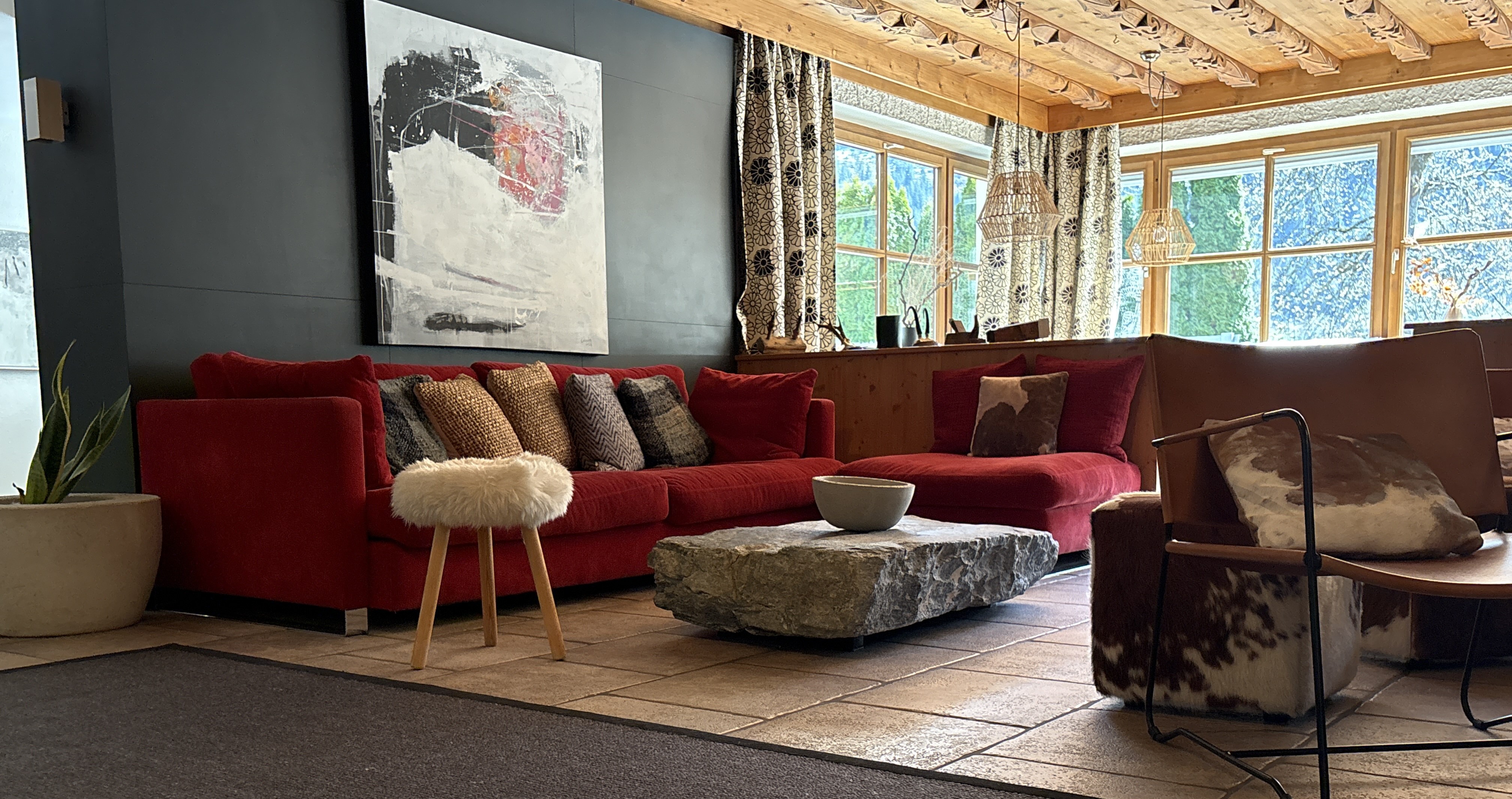 Lounge mit rotem Sofa in Bar & Wohnzimmer der MONTAFONLodge