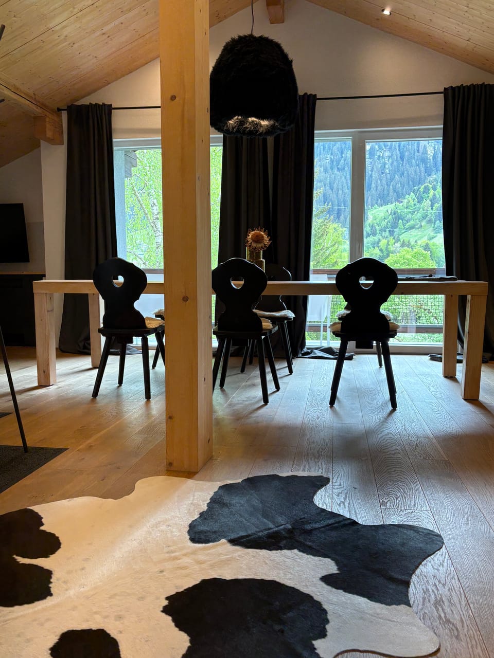 Großer gedeckter Esstisch mit Lounge im MOChalet 10 der MONTAFONLodge