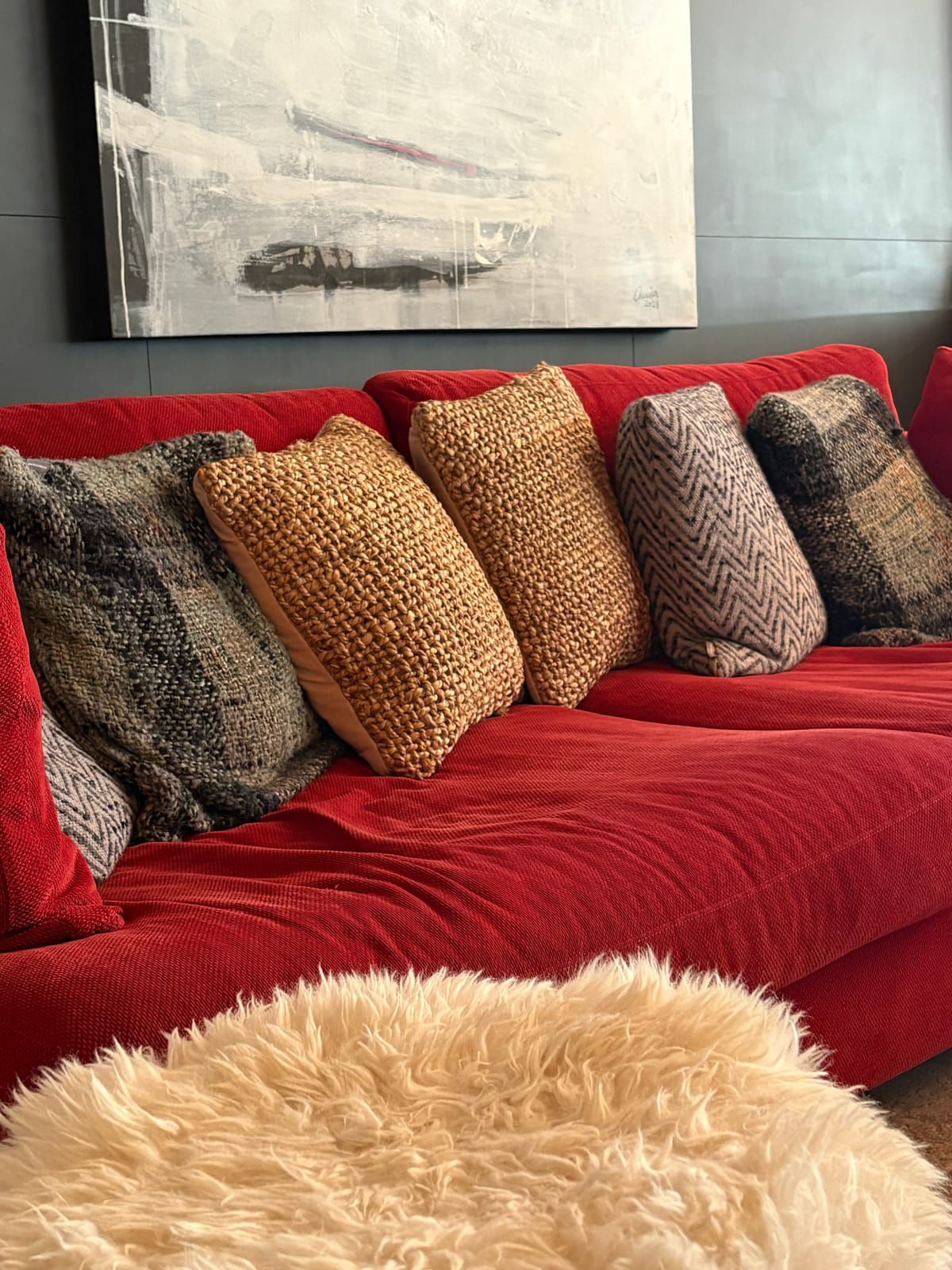 Rotes Sofa mit gemusterten Kissen, Detailaufnahme – MONTAFONLodge