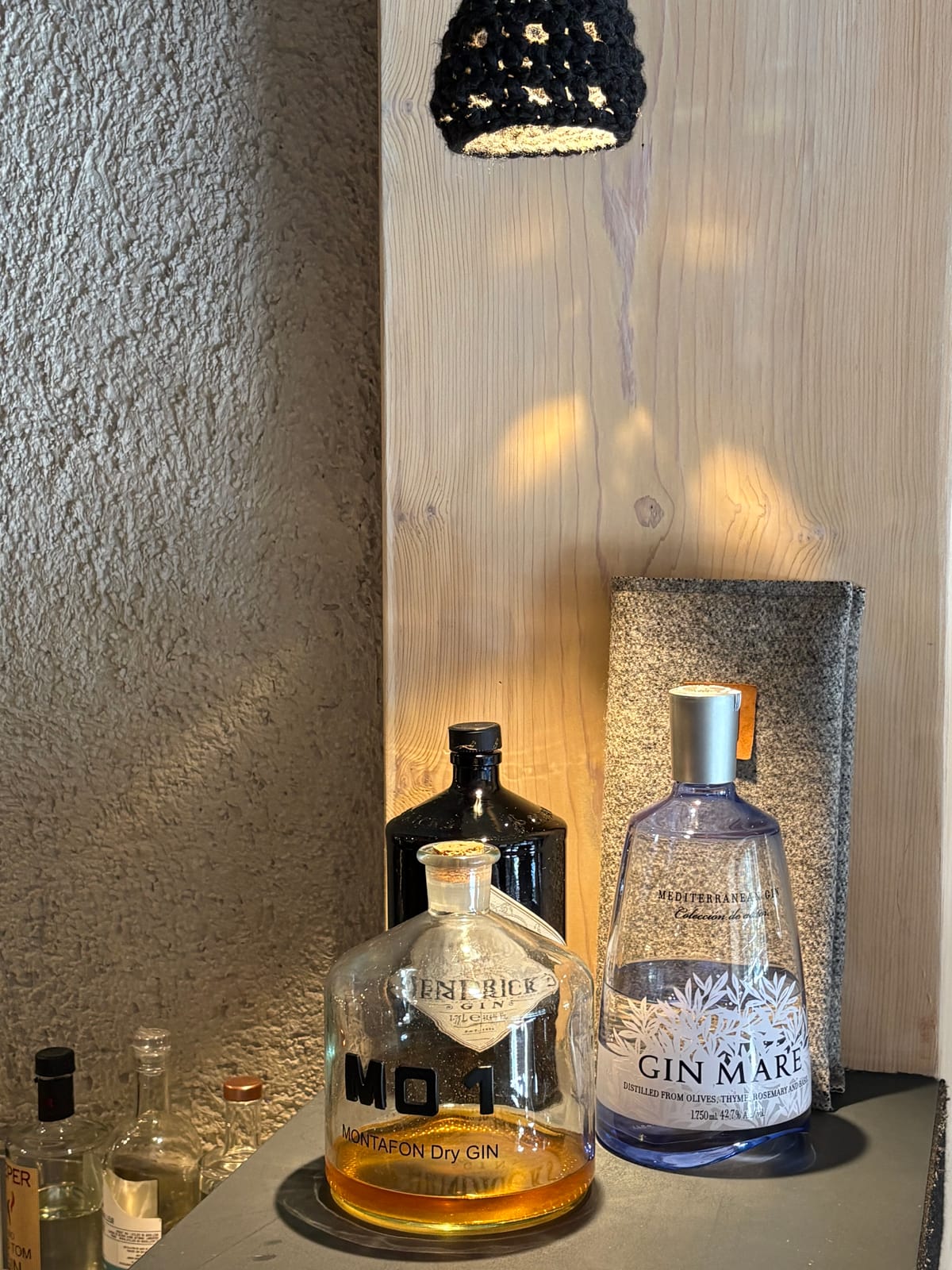 Gin-Flaschen auf einer Ablage, Detailaufnahme – MONTAFONLodge