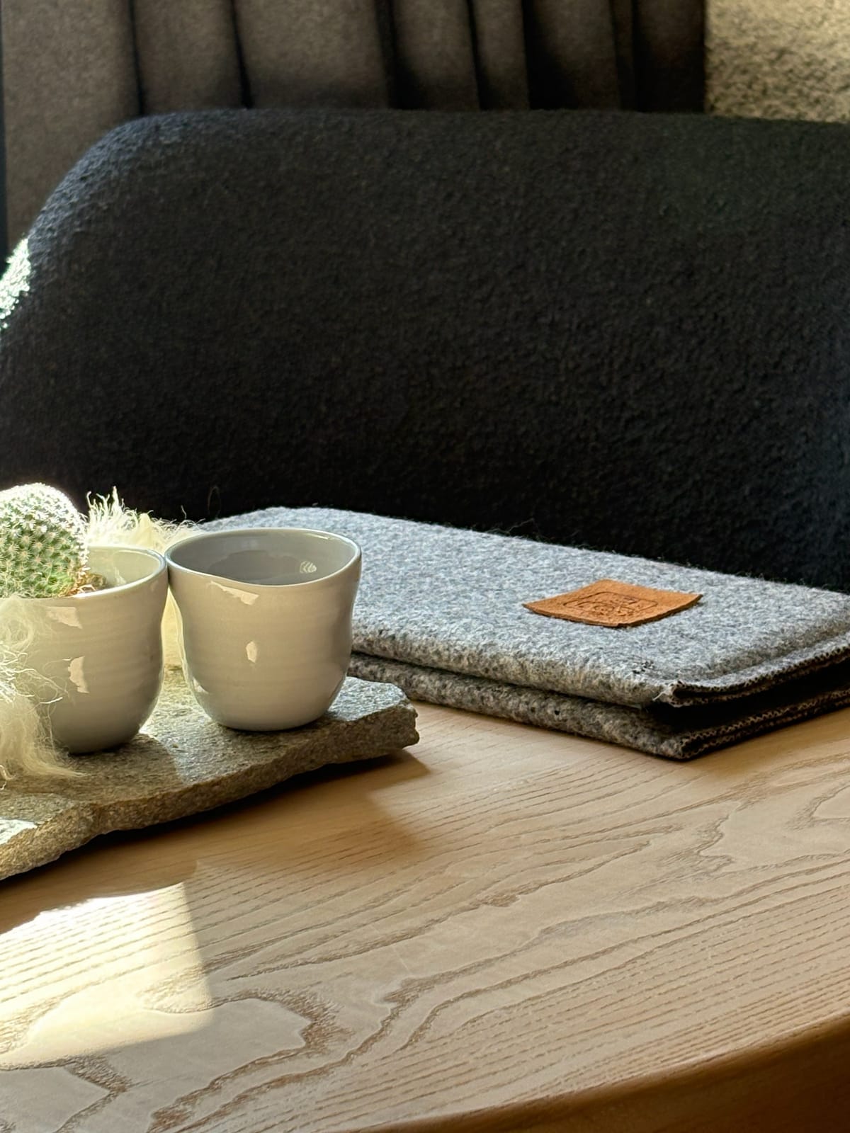 Espressotassen auf Filzunterlage mit Kaktus-Deko – MONTAFONLodge