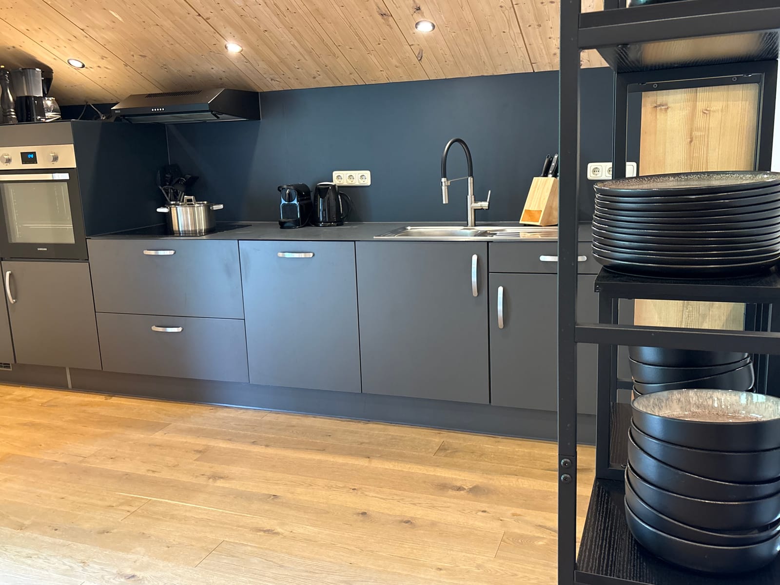 Dunkle Küchenzeile mit Backofen und Spüle – MONTAFONLodge