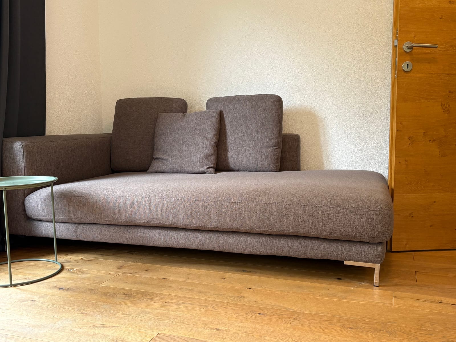 Graues Sofa an der Wand – MONTAFONLodge