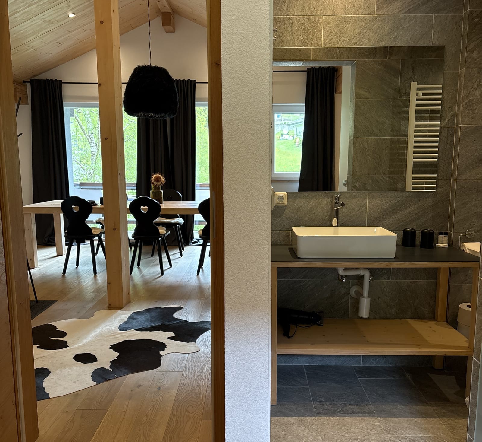 Kuhfell-Teppich und Waschbereich mit Aufsatzbecken – MONTAFONLodge