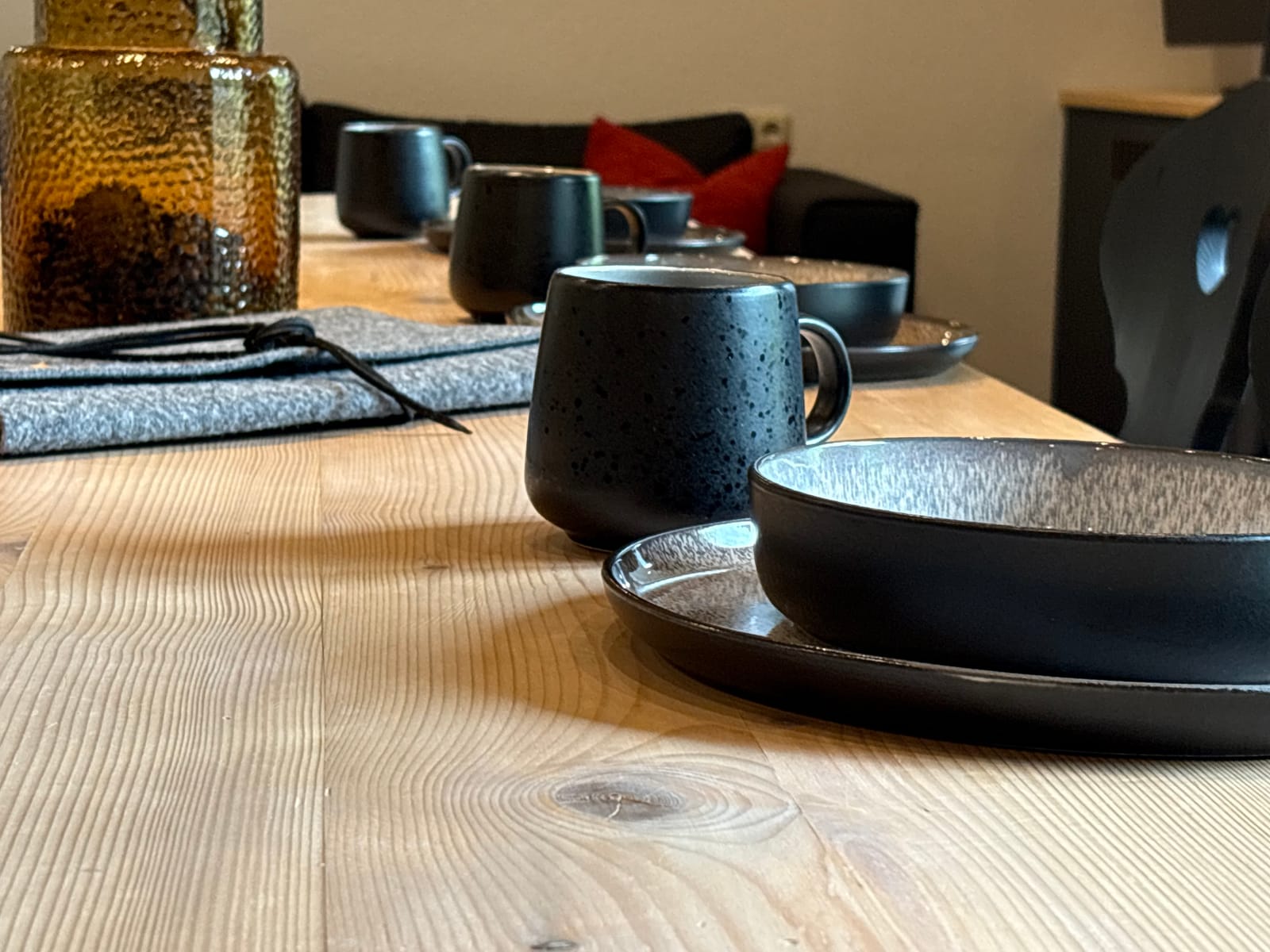 Gedeckter Tisch mit schwarzem Geschirr, Detailaufnahme – MONTAFONLodge