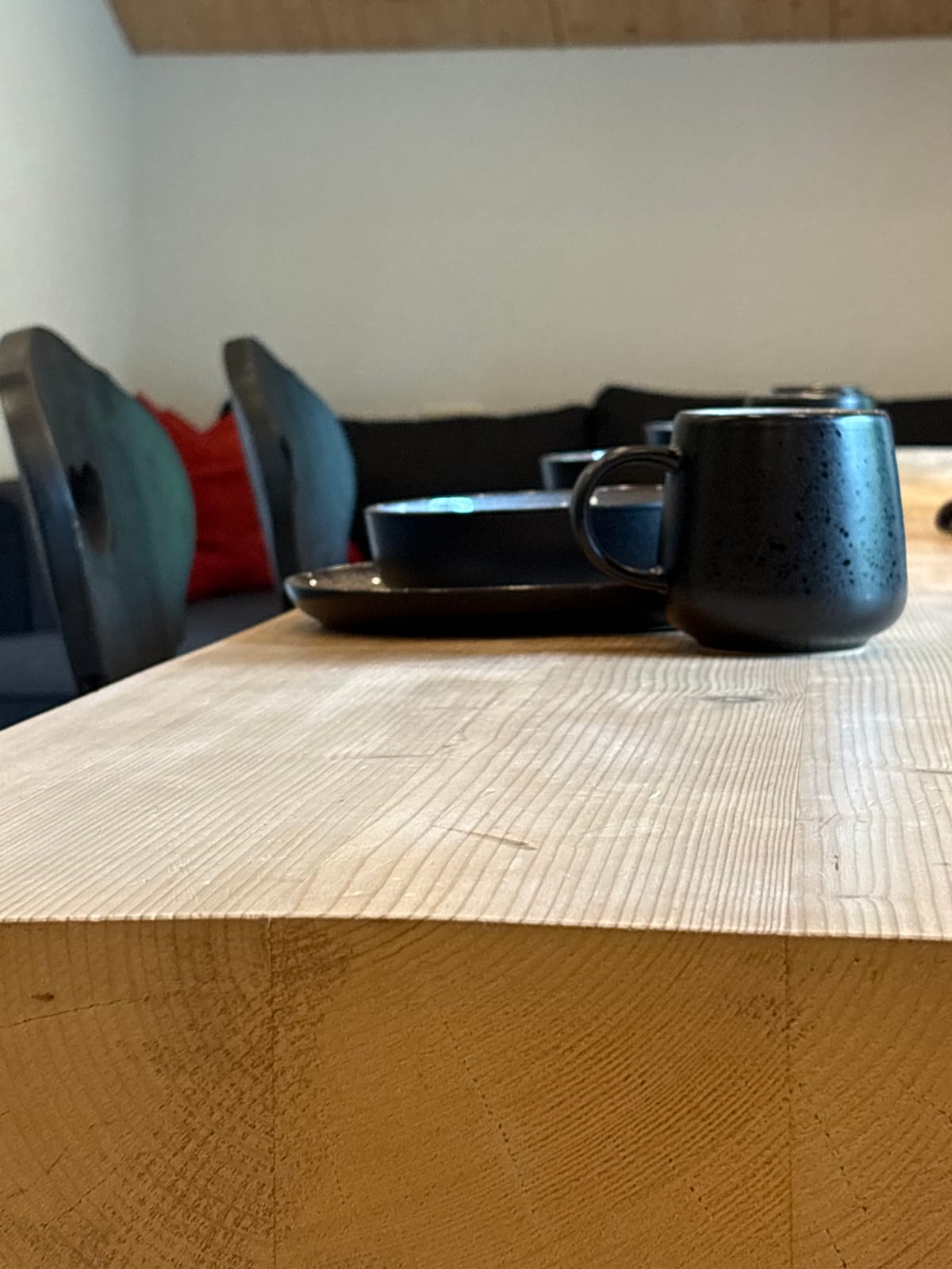 Gedeckter Tisch mit schwarzer Tasse und Sofa, Detailaufnahme – MONTAFONLodge