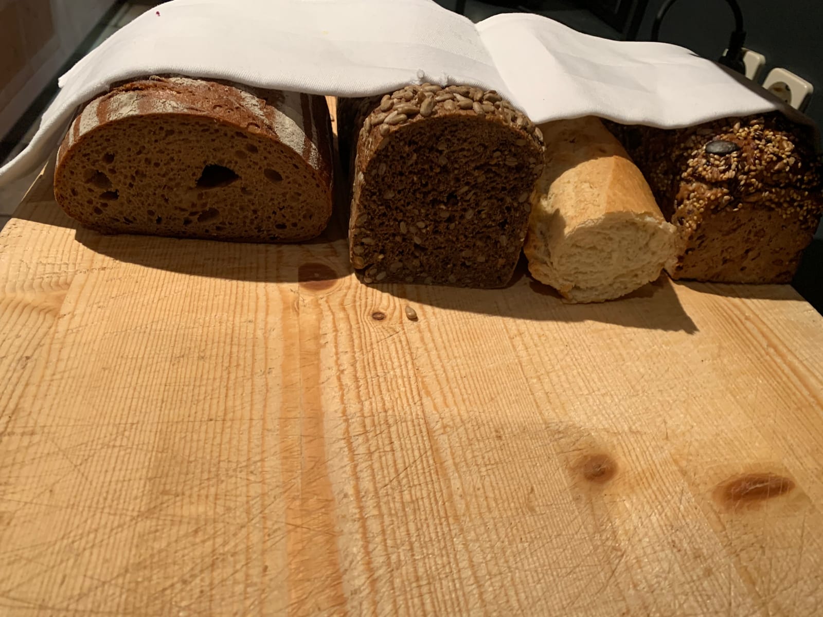 Frisch gebackenes dunkles Brot auf Holztisch – MONTAFONLodge