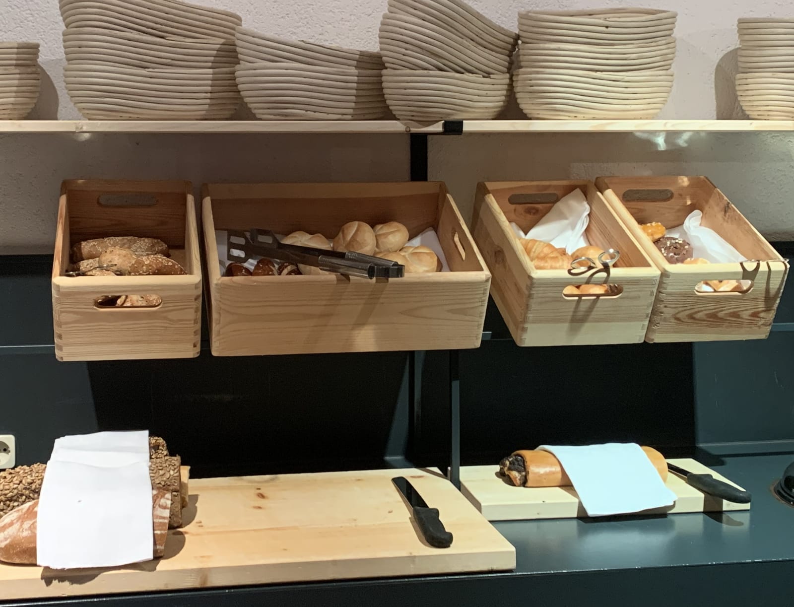 Brot-Buffet mit Körben und gestapeltem Geschirr – MONTAFONLodge