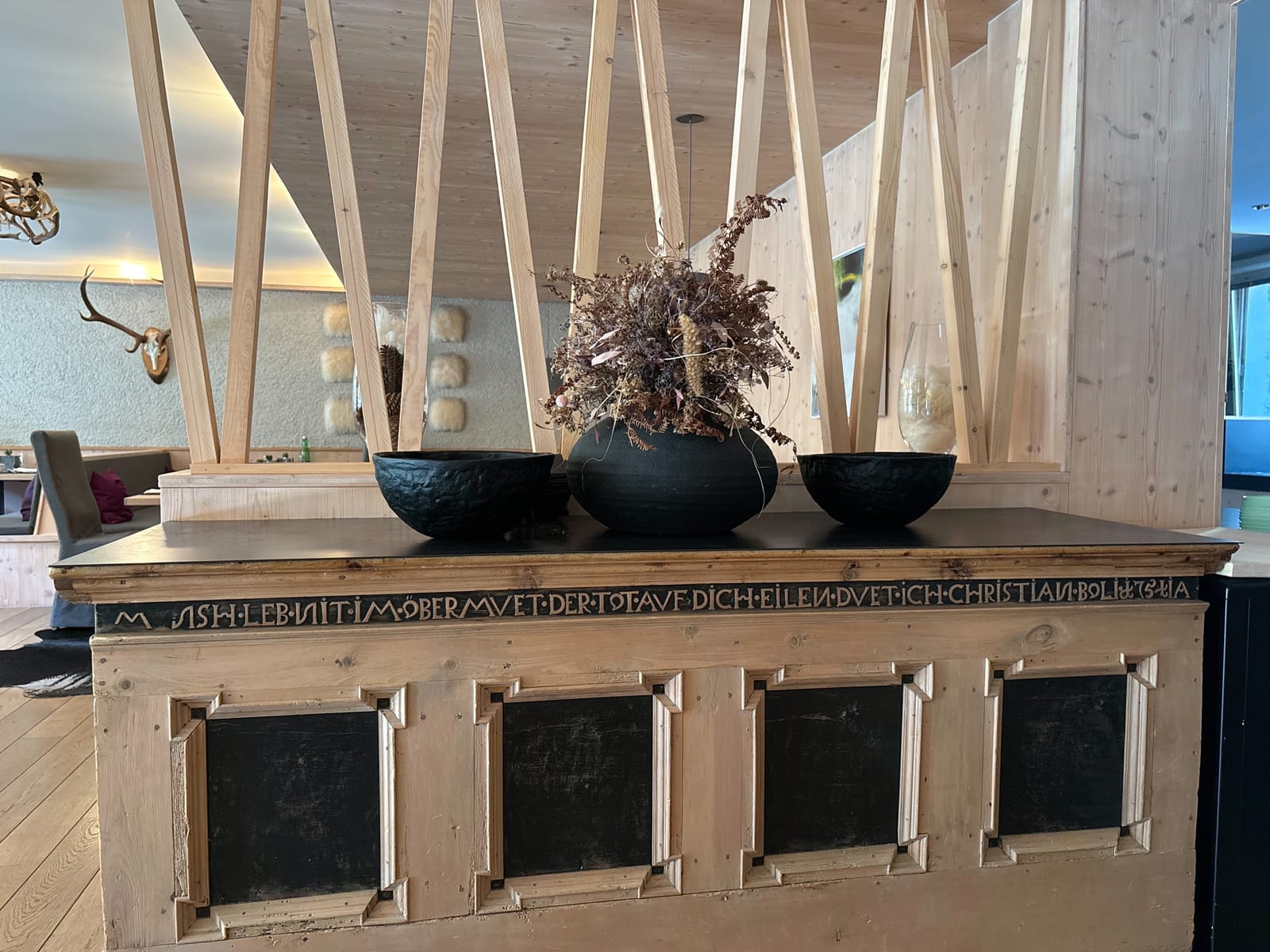 Deko-Regal mit Vasen und Kreidetafeln im Restaurant – MONTAFONLodge