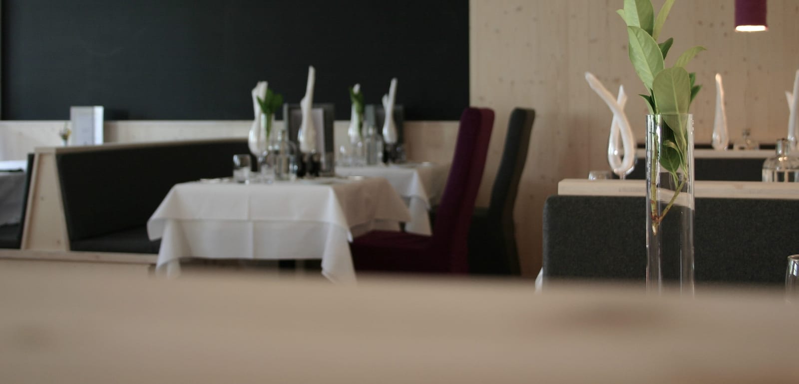 Eingedeckter Tisch mit weißer Decke und Weingläsern – MONTAFONLodge