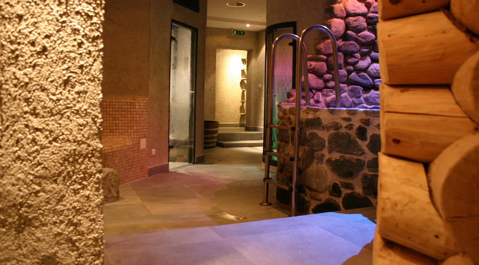 Spa-Gang mit Steinwand und farbigem Licht – MONTAFONLodge