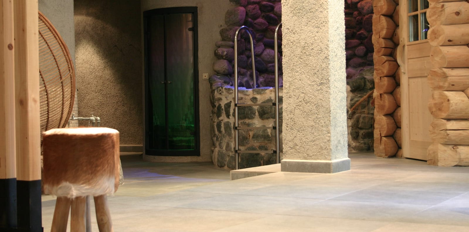 Sauna-Eingang mit Stein und Fell-Hocker im Spa-Gang – MONTAFONLodge