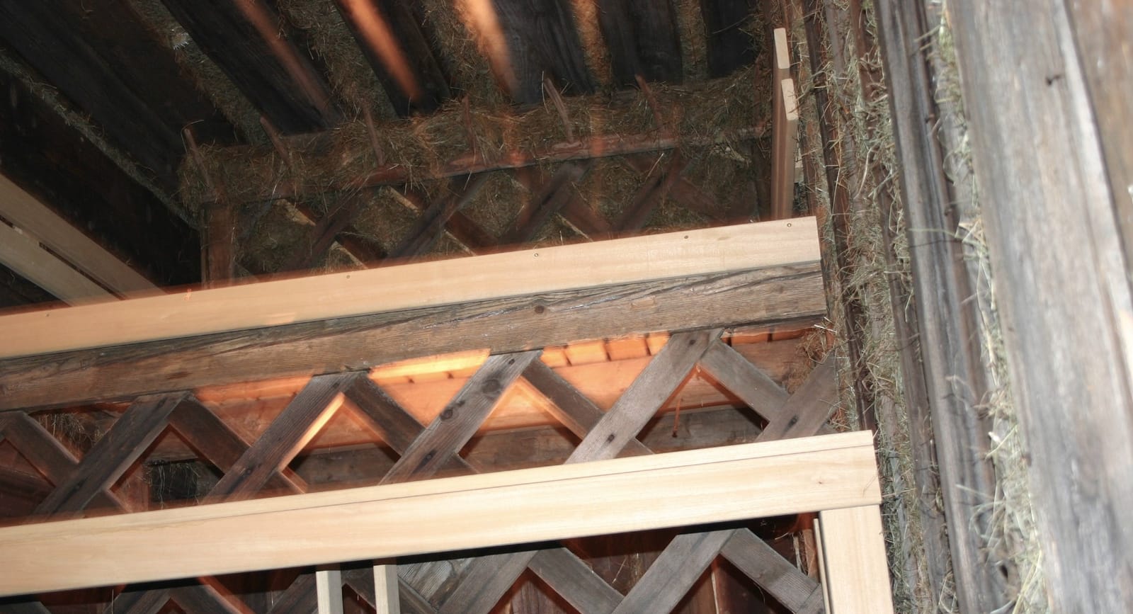 Rustikales Holzgeländer im Blockhaus-Stil, Detail – MONTAFONLodge