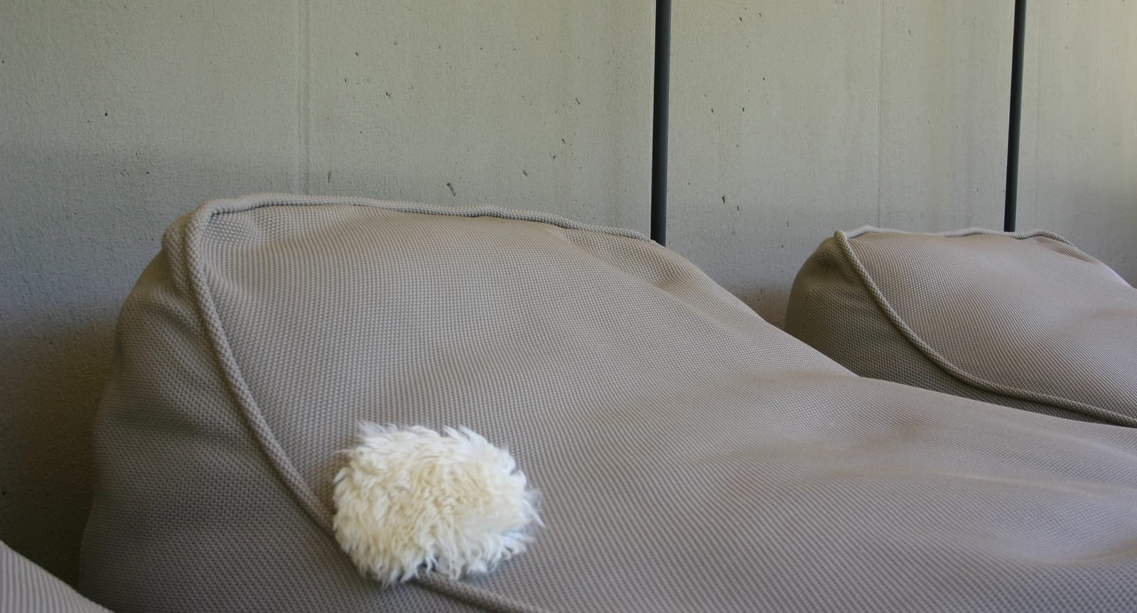 Gepolsterte Ruheliege mit Schaffell, Detailaufnahme – MONTAFONLodge