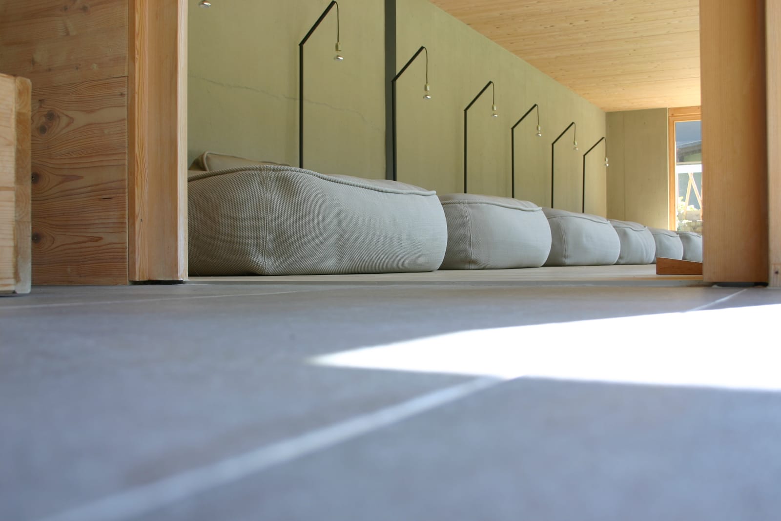 Ruheraum mit Liegenreihe unter Dachschräge – MONTAFONLodge