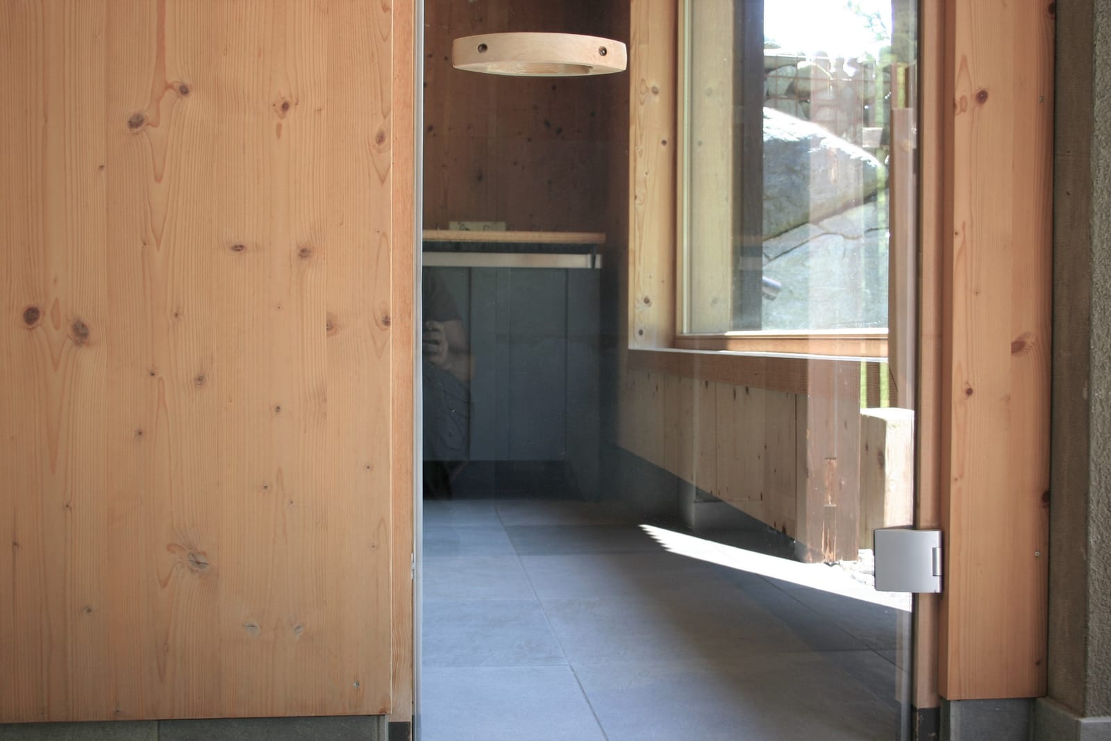 Sauna-Vorraum mit Holzwand und Fenster – MONTAFONLodge