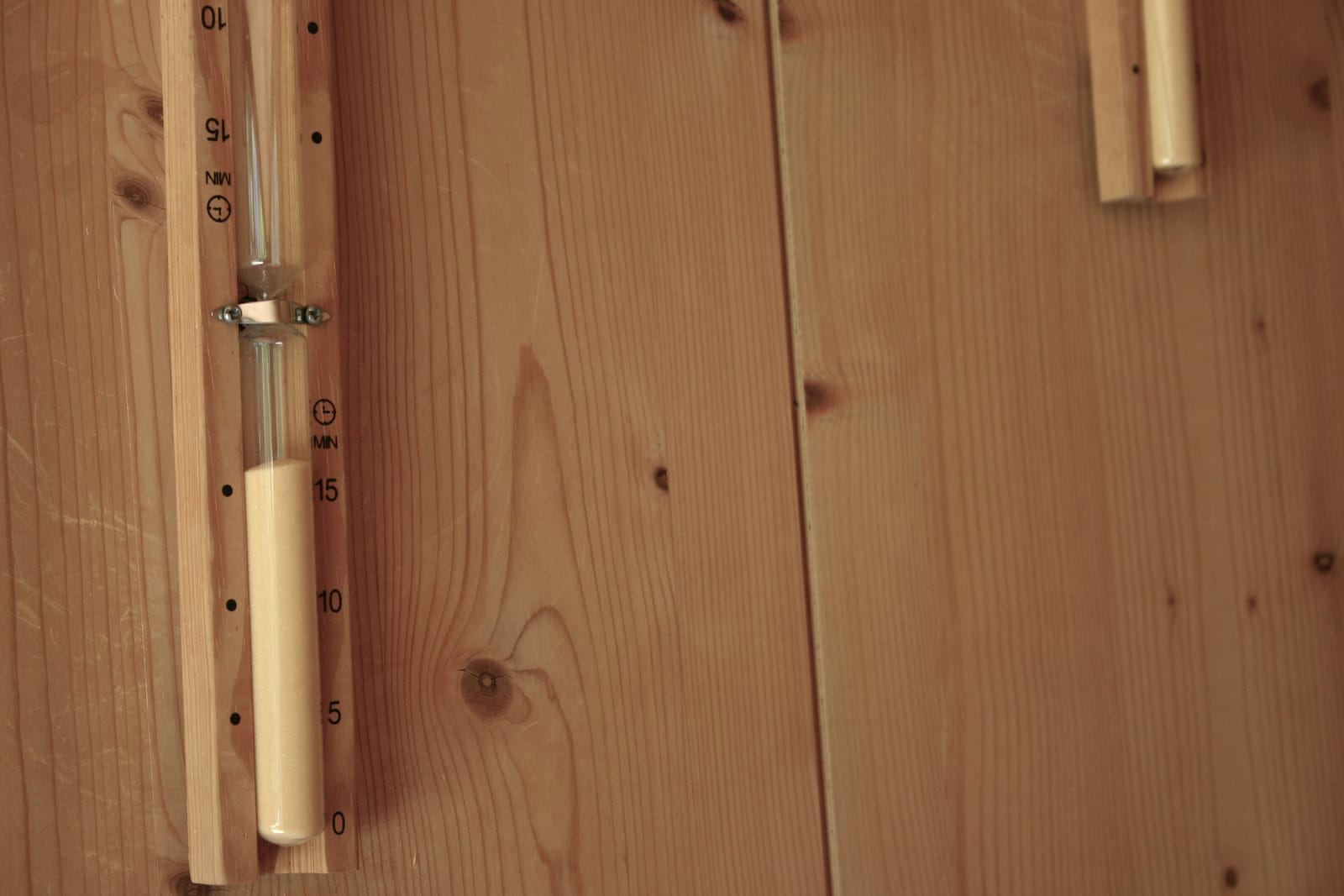 Sauna-Holzwand mit Thermometer/Hygrometer, Detail – MONTAFONLodge