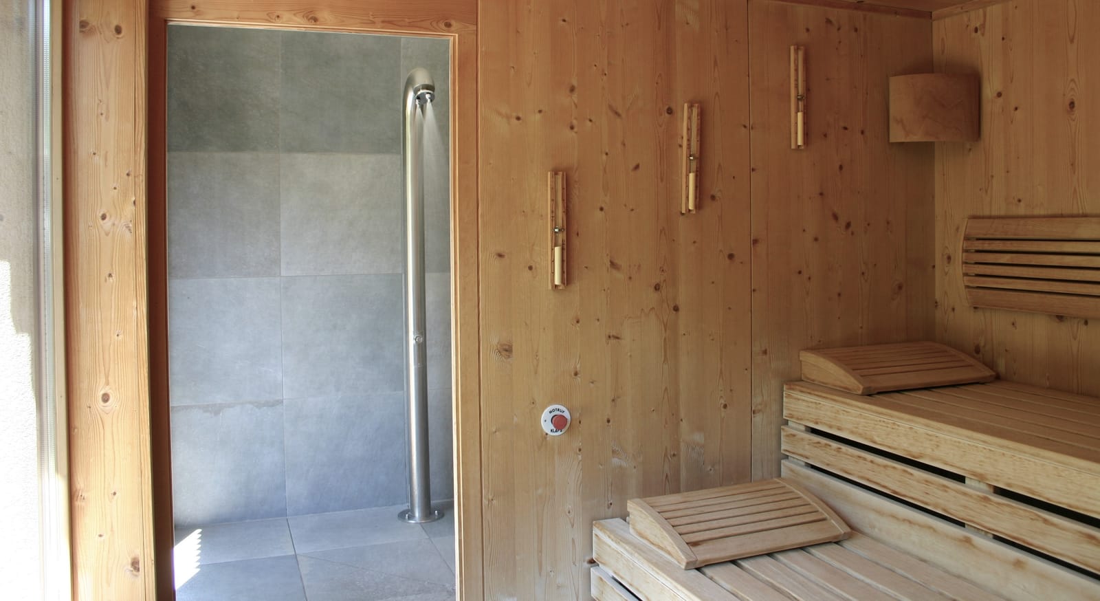 Sauna/Dusche mit Holzwand und Griffen – MONTAFONLodge