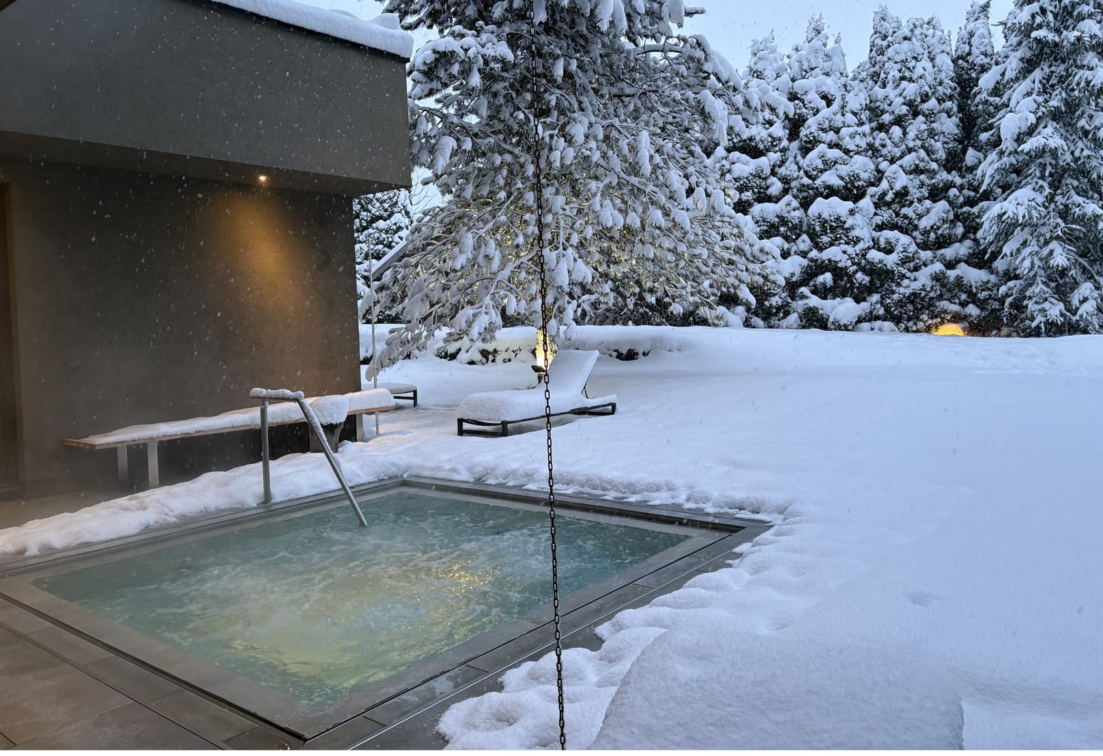 Außenpool im Schnee mit Steg, Winterlandschaft – MONTAFONLodge