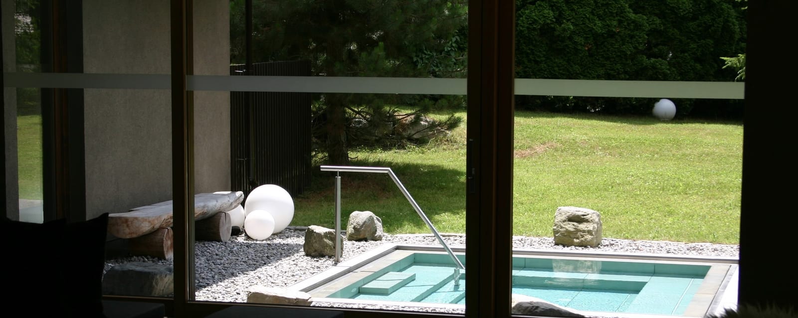 Whirlpool im Garten mit Blick ins Grüne – MONTAFONLodge