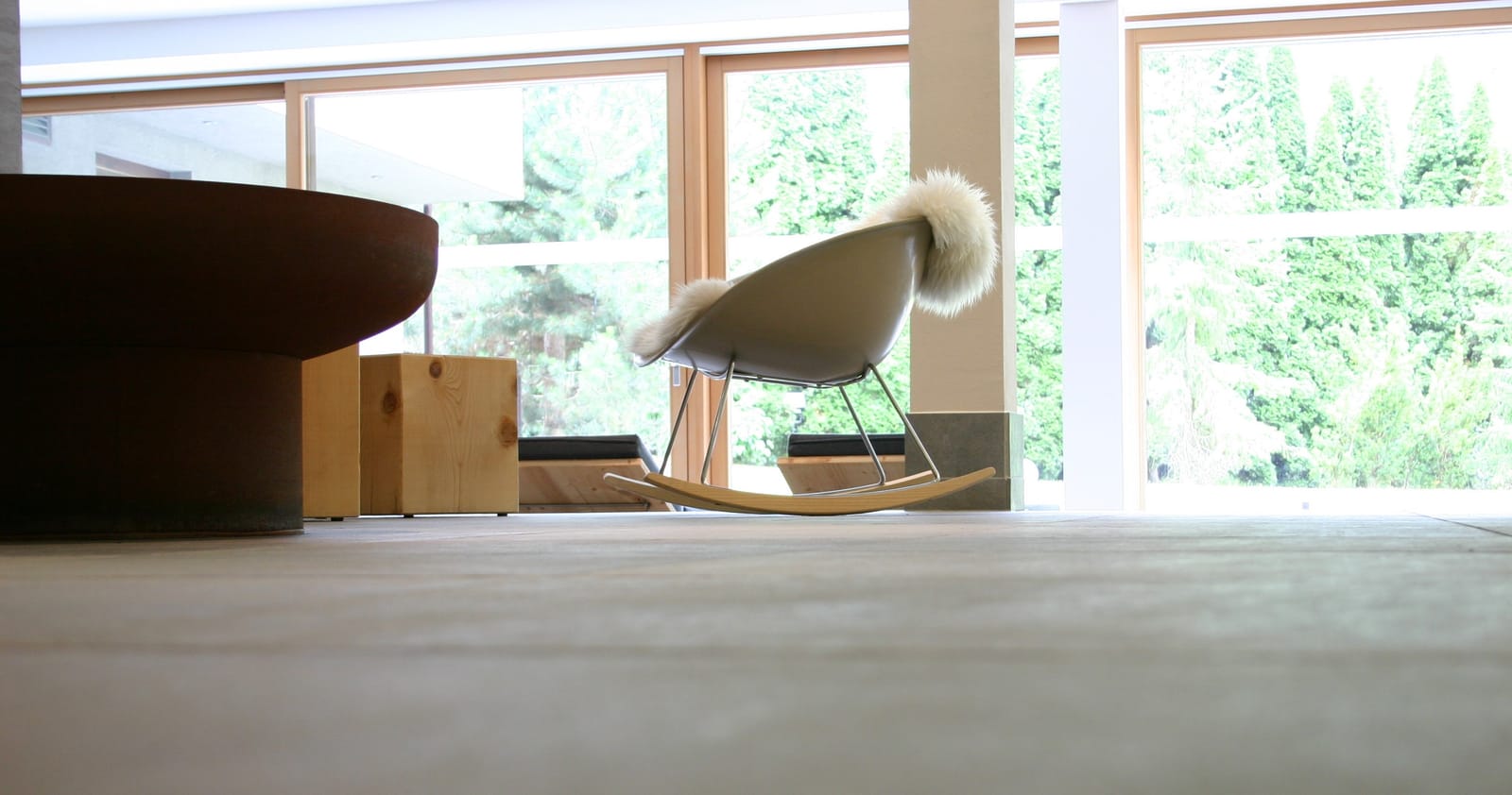 Schaukelsessel mit Schaffell am Fenster im Spa-Bereich – MONTAFONLodge