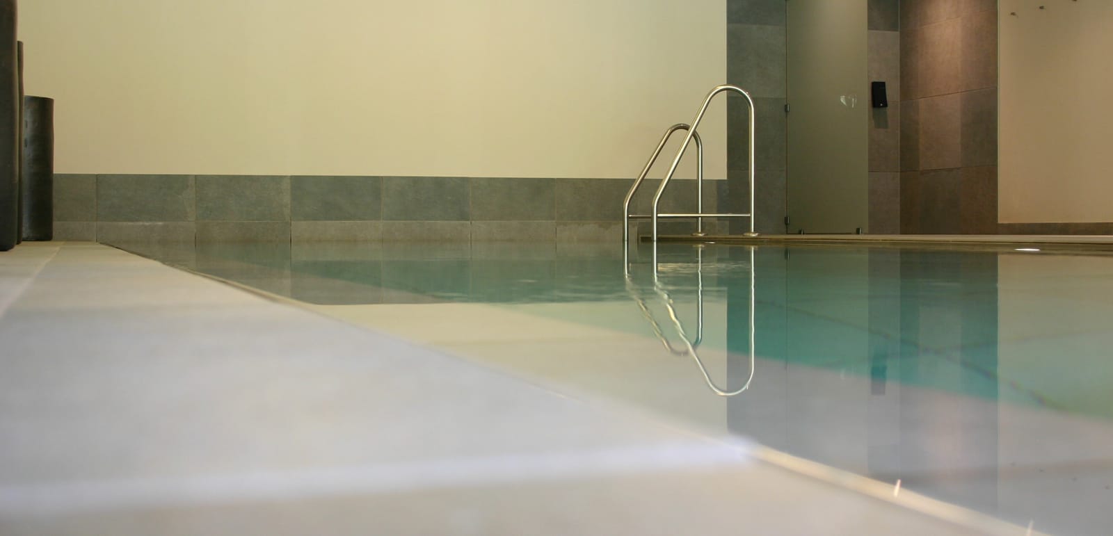Innenpool mit Edelstahl-Einstiegsleiter – MONTAFONLodge