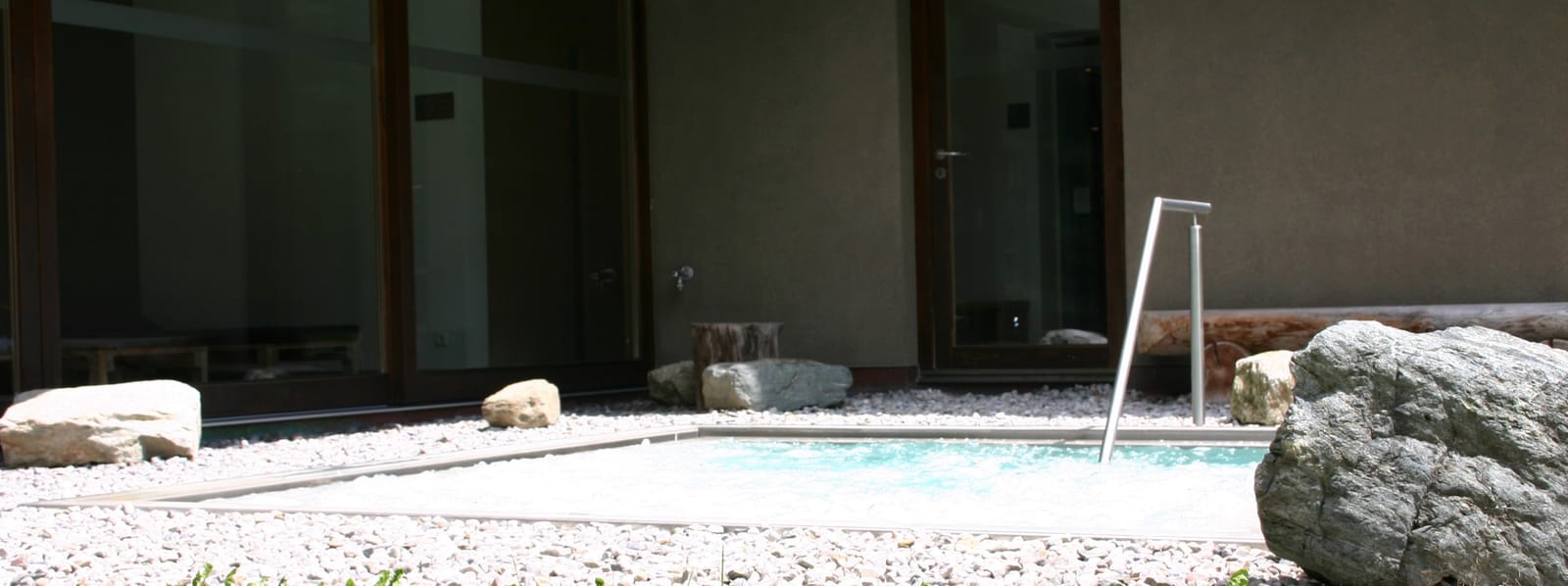 Außen-Whirlpool im Kiesgarten – MONTAFONLodge
