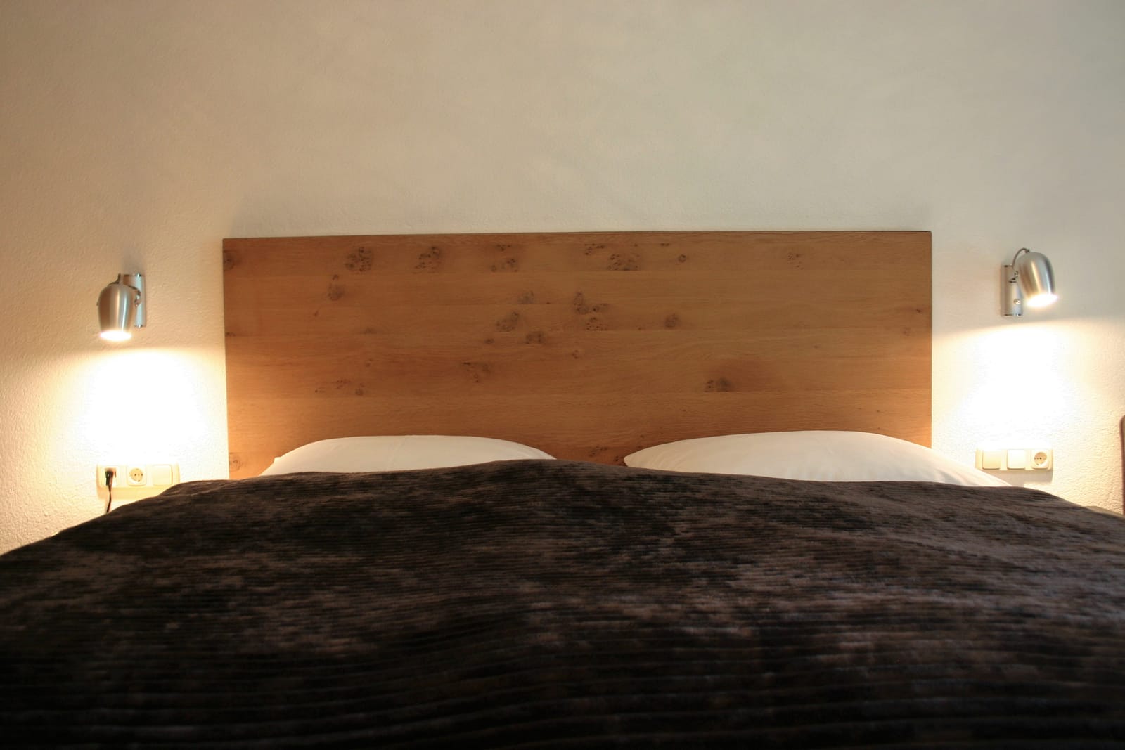 Doppelbett mit Holz-Kopfteil und Leseleuchte – MONTAFONLodge