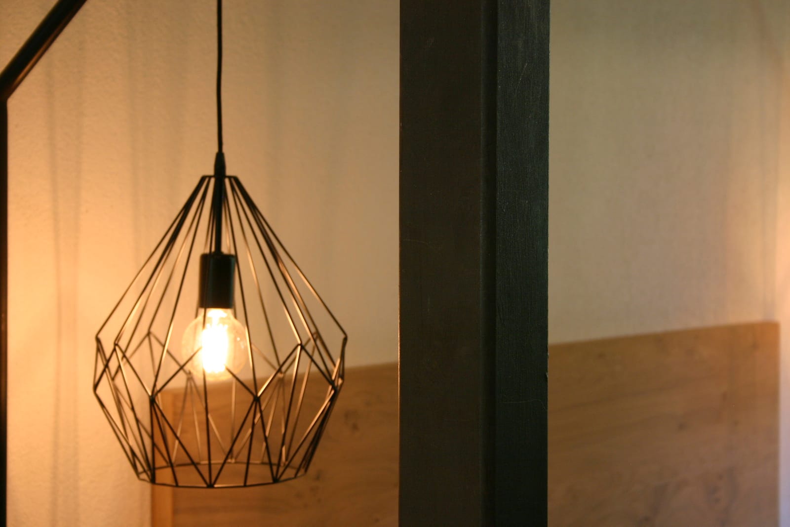 Schwarze Design-Pendelleuchte, Detailaufnahme – MONTAFONLodge