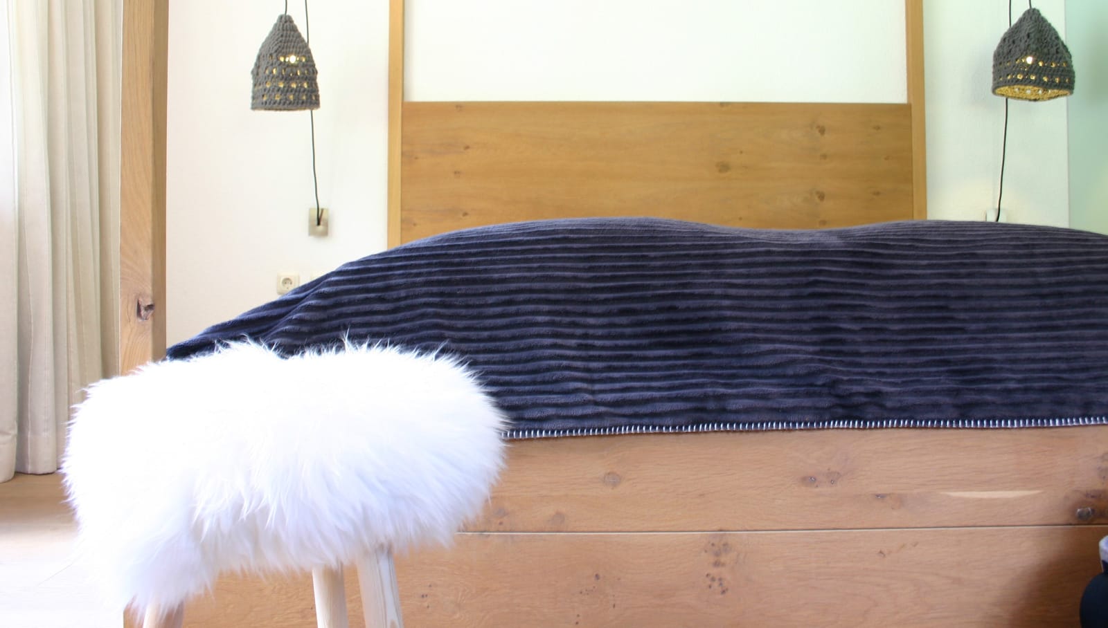 Doppelbett mit Zirben-Kopfteil und Leseleuchte – MONTAFONLodge