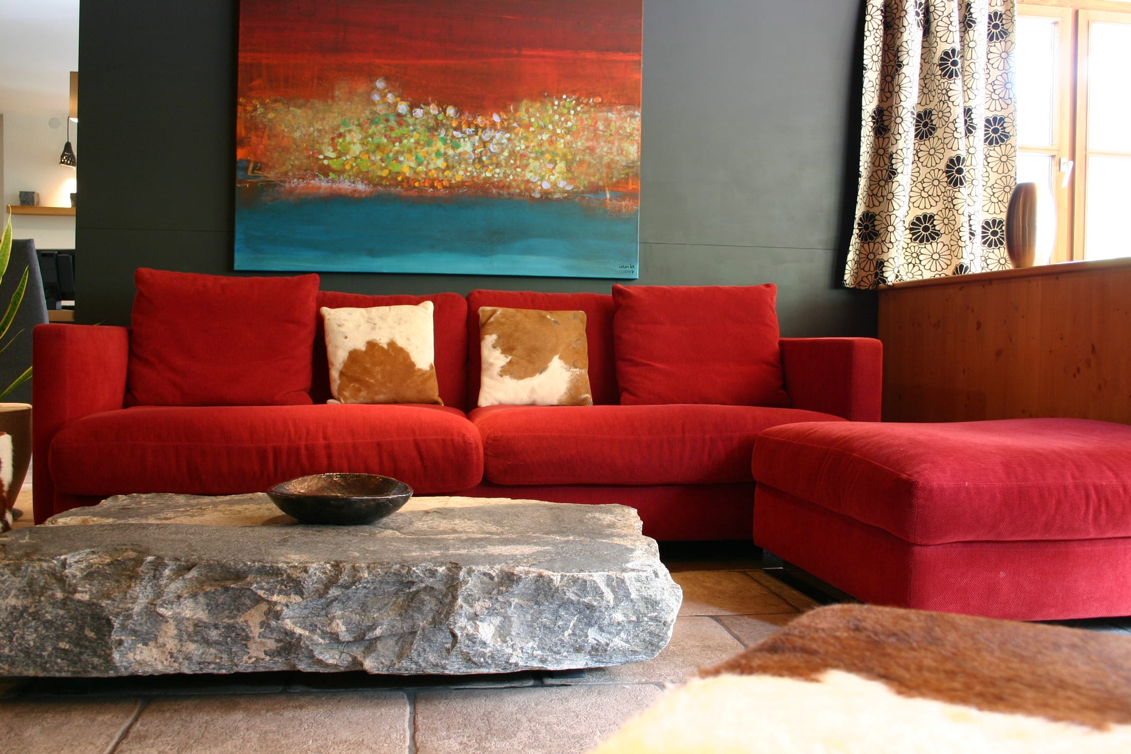 Wohnzimmer der MONTAFONLodge mit rotem Sofa