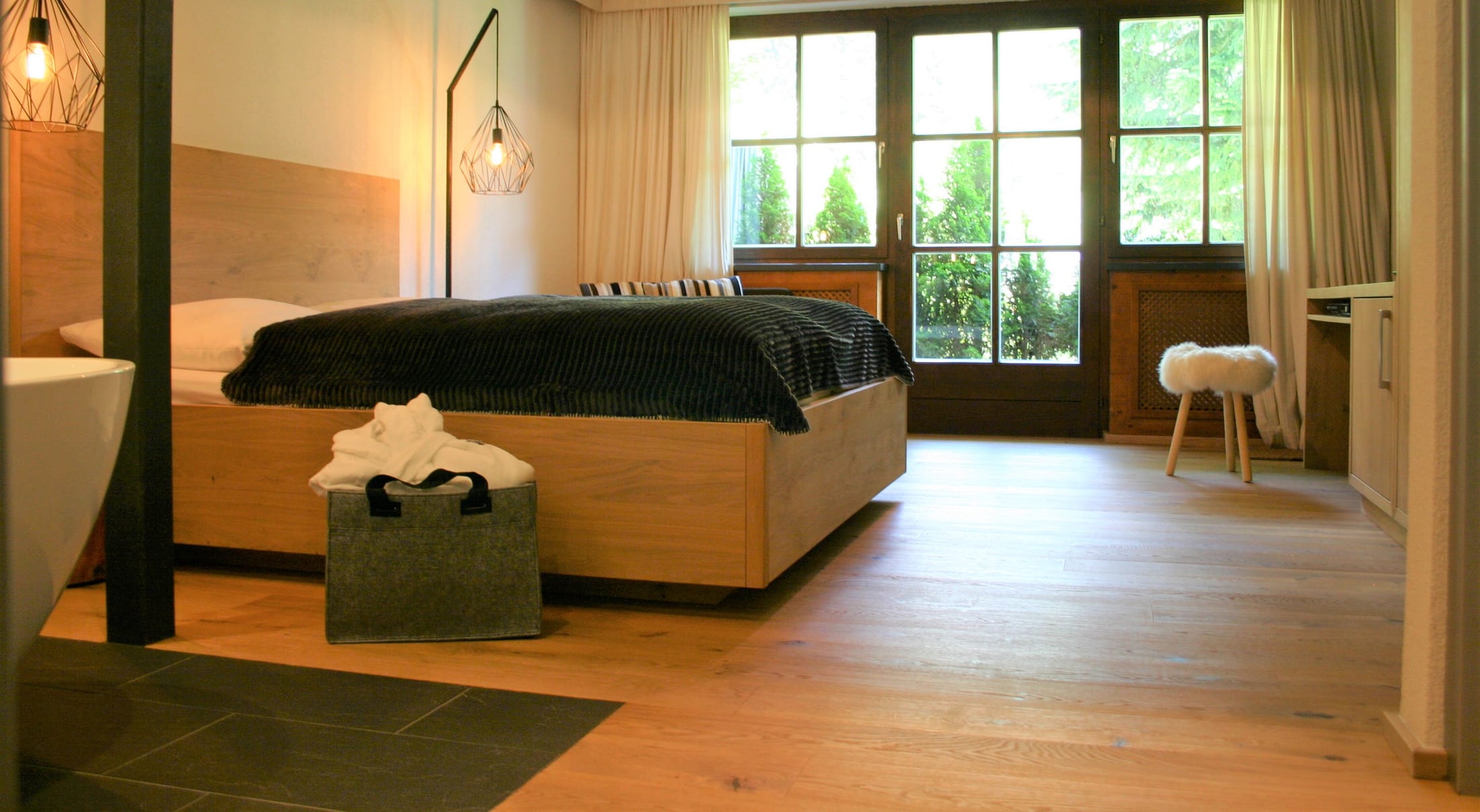 Doppelzimmer der MONTAFONLodge mit Doppelbett und Fensterblick