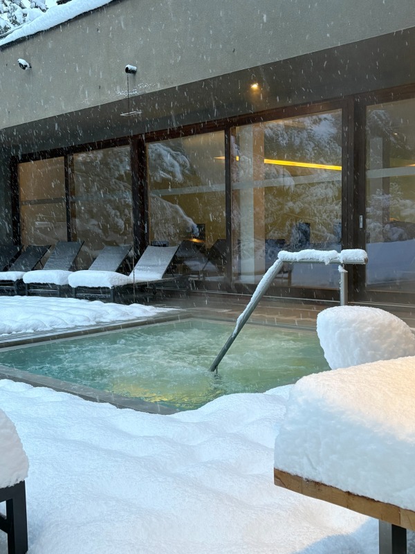 Outdoor-Whirlpool im Schnee, MONTAFONLodge