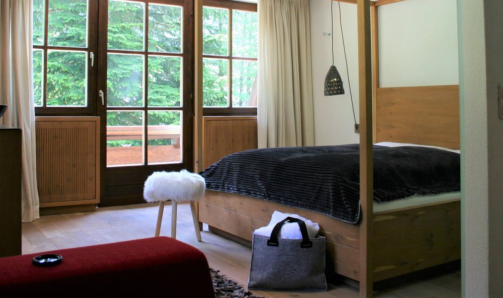 Zimmer mit Himmelbett und Blick in den Wald, MONTAFONLodge
