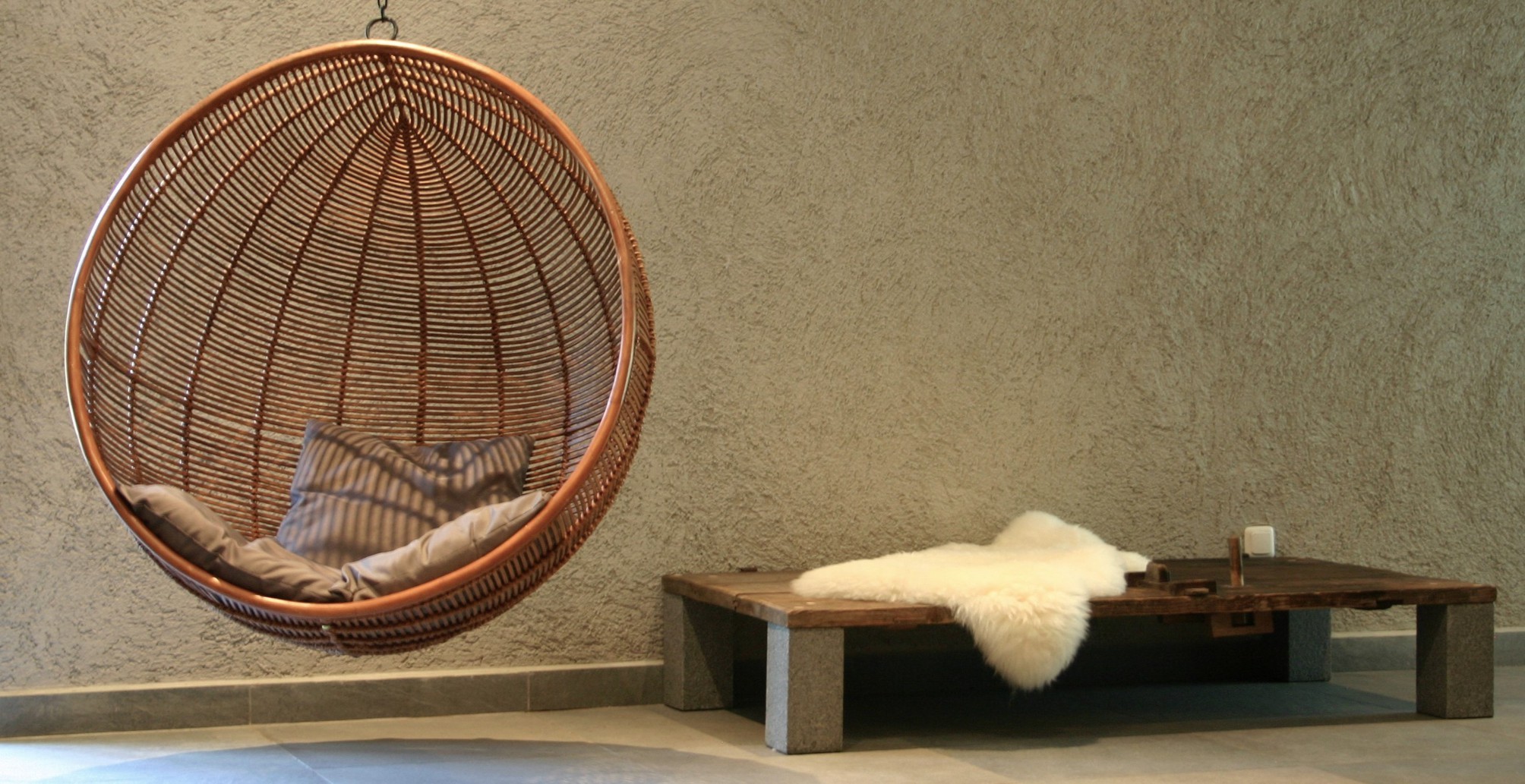 Ruheraum mit Hängesessel in der MONTAFONLodge