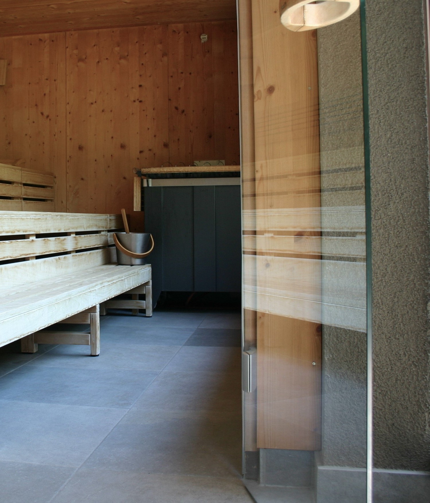 Finnische Sauna mit Holzbank in der MONTAFONLodge